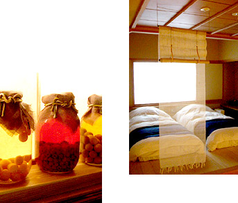 「雛の座」客室 寝室と果実酒瓶 